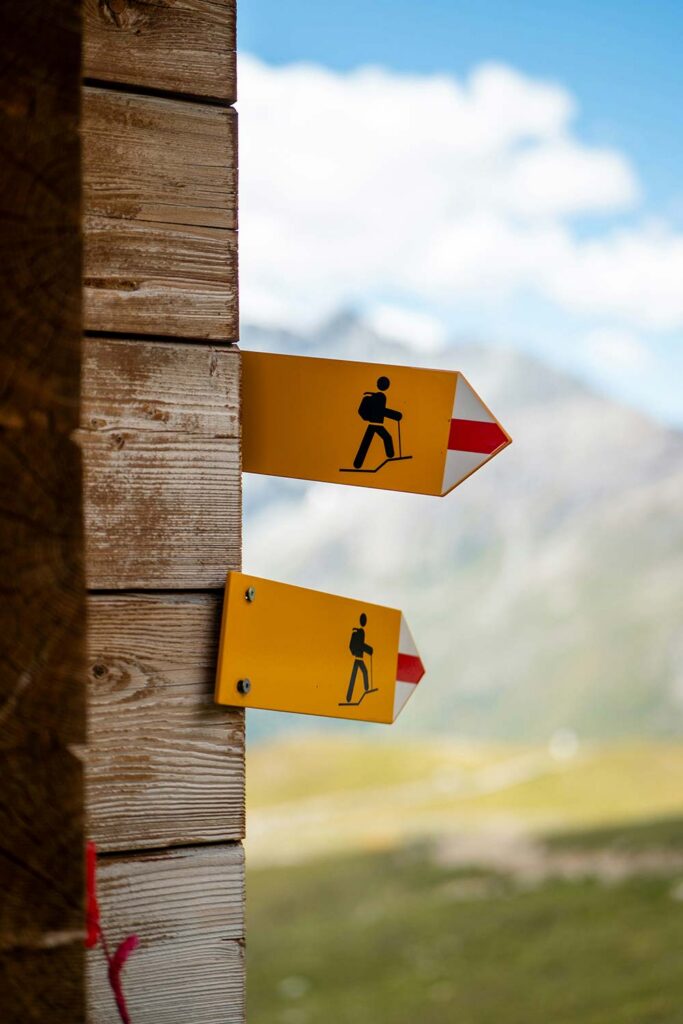  Directional signpost near roadway indicating location information